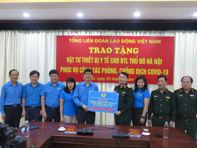 Tổng LĐLĐ Việt Nam trao 2 tỉ đồng cho c&aacute;c đơn vị tham gia chống đại dịch Covid-19 - Ảnh 3.