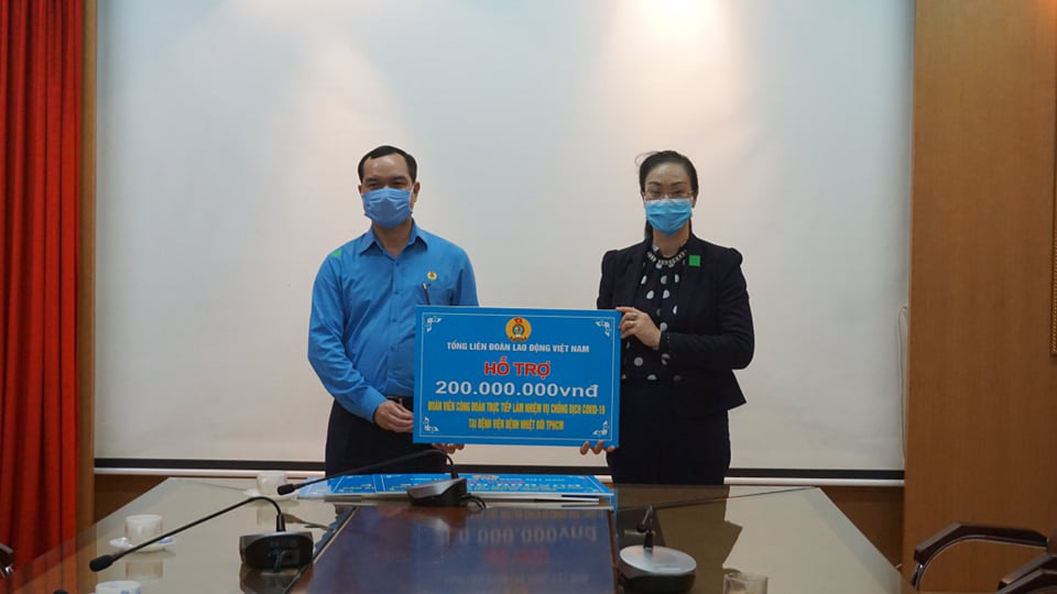 Tổng LĐLĐ Việt Nam trao 2 tỉ đồng cho c&aacute;c đơn vị tham gia chống đại dịch Covid-19 - Ảnh 4.