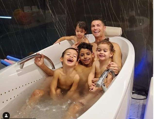 L&eacute;n l&uacute;t tập luyện, Ronaldo bị ch&iacute;nh quyền Bồ Đ&agrave;o Nha cảnh b&aacute;o - Ảnh 1.