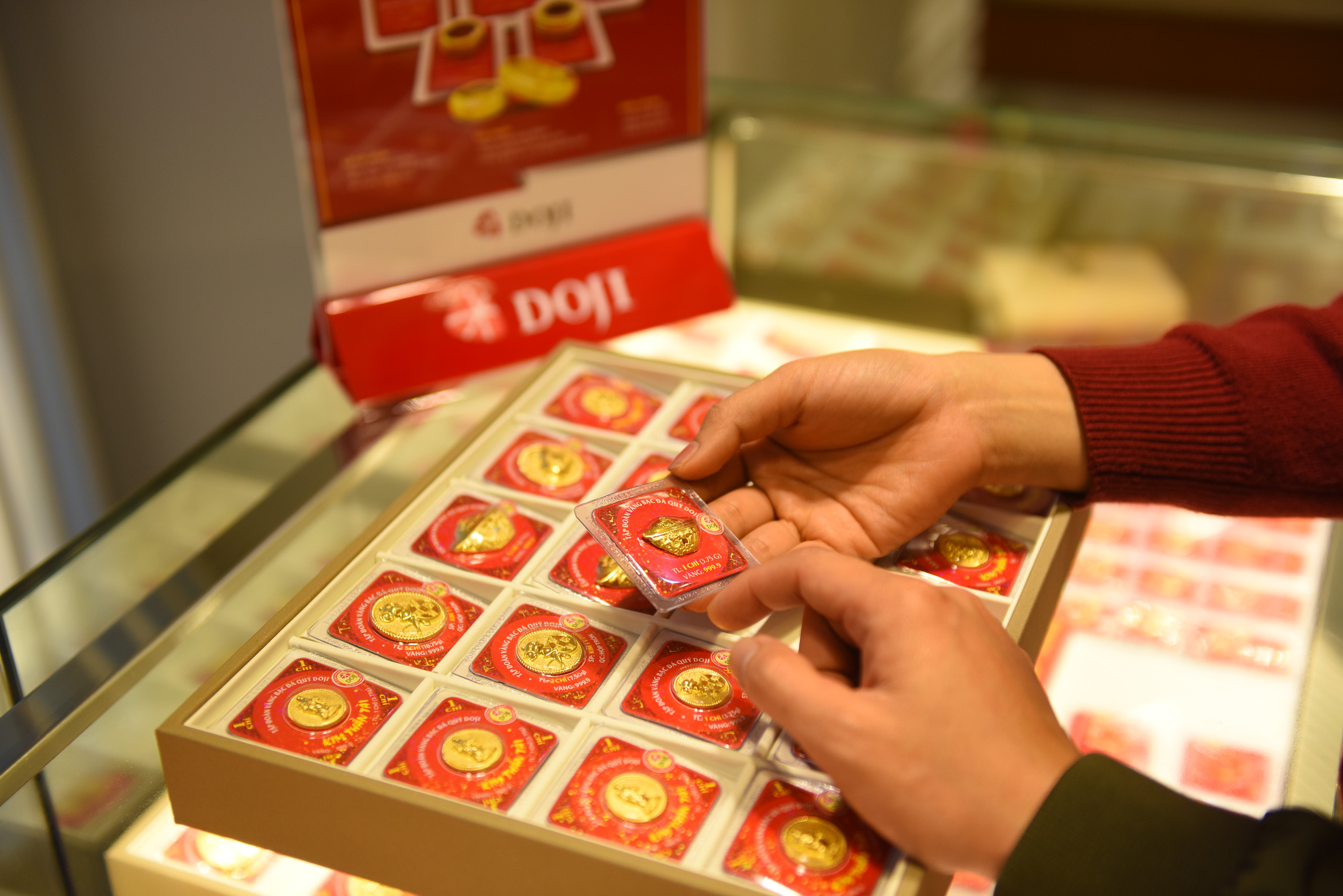 USD tự do lao dốc, giá vàng SJC mở cửa tiến sát mốc 48 triệu đồng/lượng