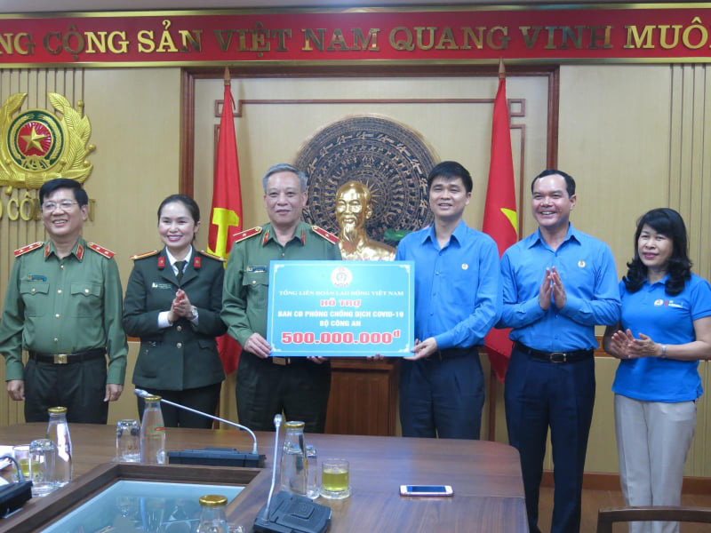 Tổng LĐLĐ Việt Nam trao 2 tỉ đồng ủng hộ các đơn vị tuyến đầu chống dịch