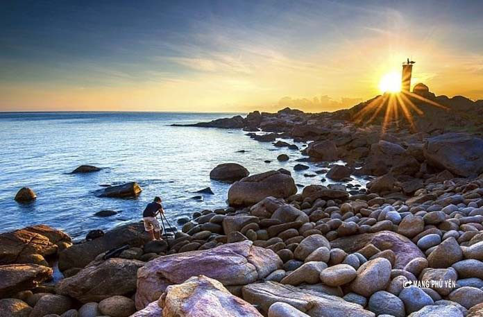 Hải đăng Gành Đèn – Vẻ đẹp hoang sơ đến nao lòng - Ảnh 1.