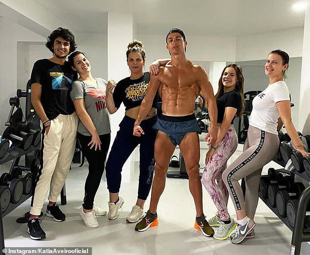 Choáng với body "siêu nhân" tuổi 35 của Ronaldo giữa mùa dịch