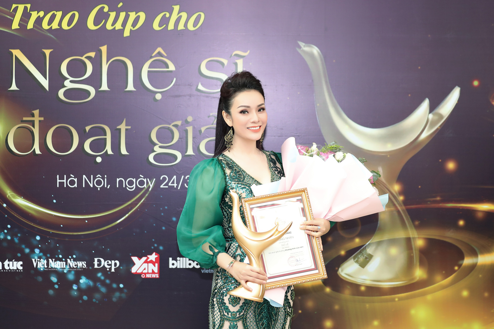 Ho&agrave;ng Th&ugrave;y Linh thắng poker tại giải Cống hiến - Ảnh 2.