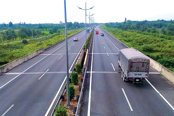 Cao tốc Mỹ Thuận - Cần Thơ: Chậm trễ, l&atilde;ng ph&iacute;&hellip;, tr&aacute;ch nhiệm thuộc về ai? - Ảnh 1.