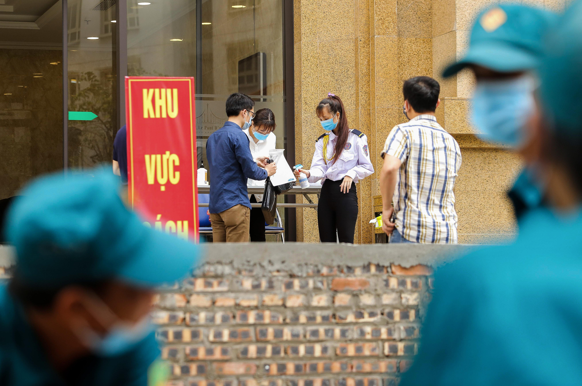 CLIP: Cận cảnh to&agrave; nh&agrave; T&acirc;n Ho&agrave;ng Minh c&oacute; ca bệnh Covid-19 bị c&aacute;ch ly - Ảnh 4.