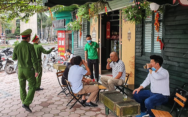Tạm đ&igrave;nh chỉ cơ sở kinh doanh dịch vụ, kh&ocirc;ng tụ tập 10 người trở l&ecirc;n từ 0 giờ ng&agrave;y 28-3 - Ảnh 1.
