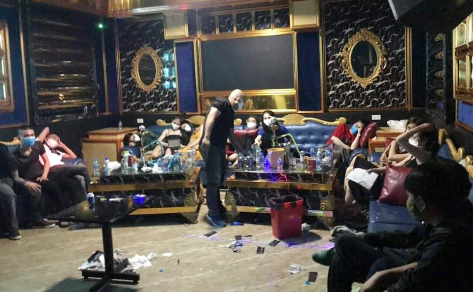 73 "nam thanh, nữ tú" bay, lắc trong quán karaoke bên ngoài treo biển đóng cửa