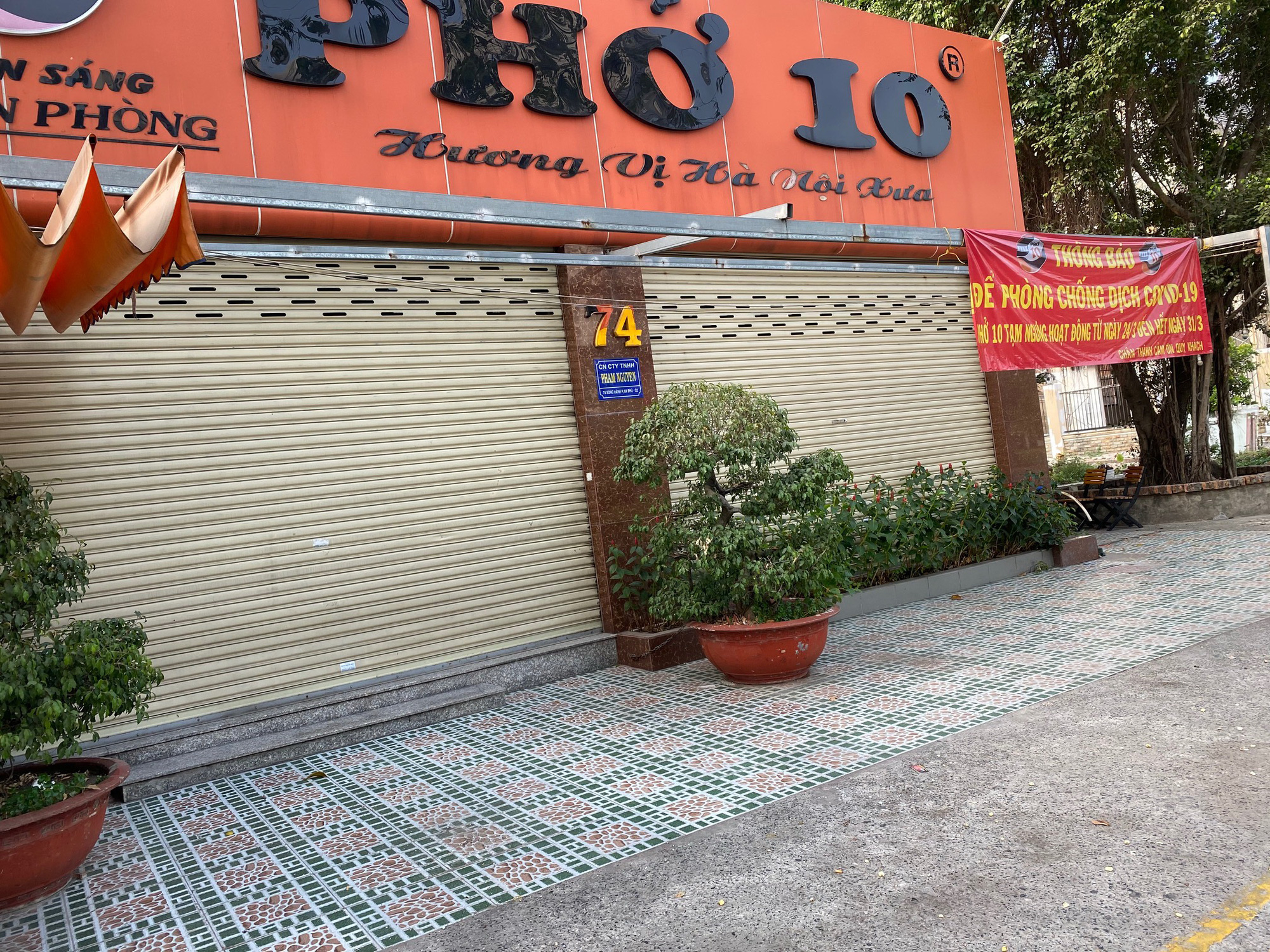 Nhiều qu&aacute;n ăn vẫn mở cửa b&aacute;n kiếm đồng ra, đồng v&agrave;o - Ảnh 3.