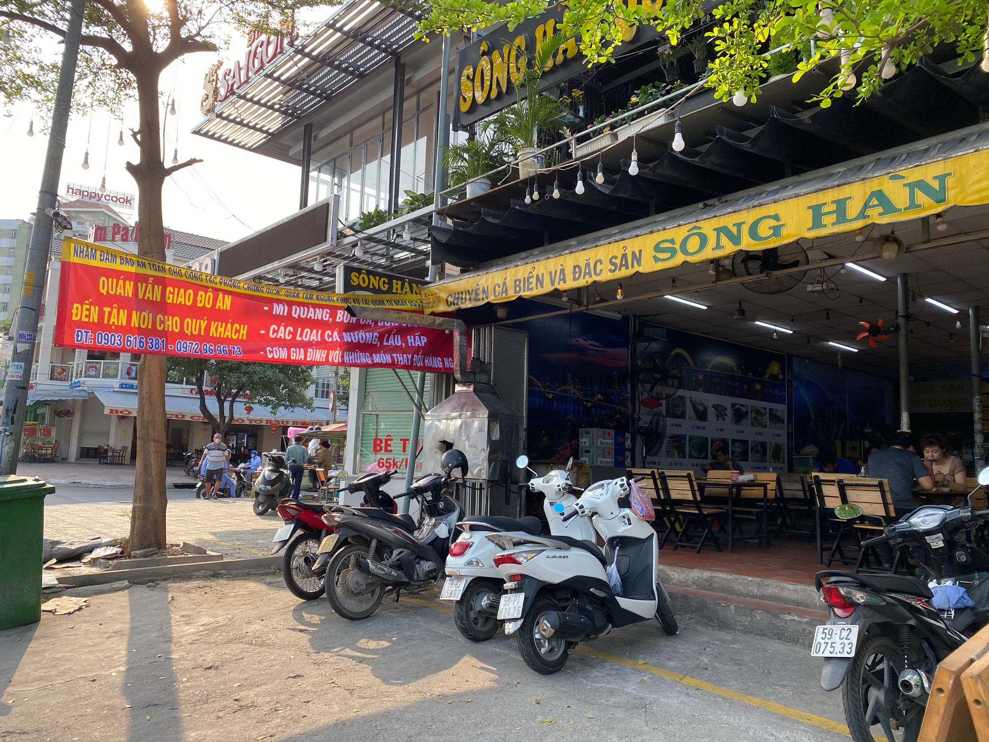 Nhiều qu&aacute;n ăn vẫn mở cửa b&aacute;n kiếm đồng ra, đồng v&agrave;o - Ảnh 5.