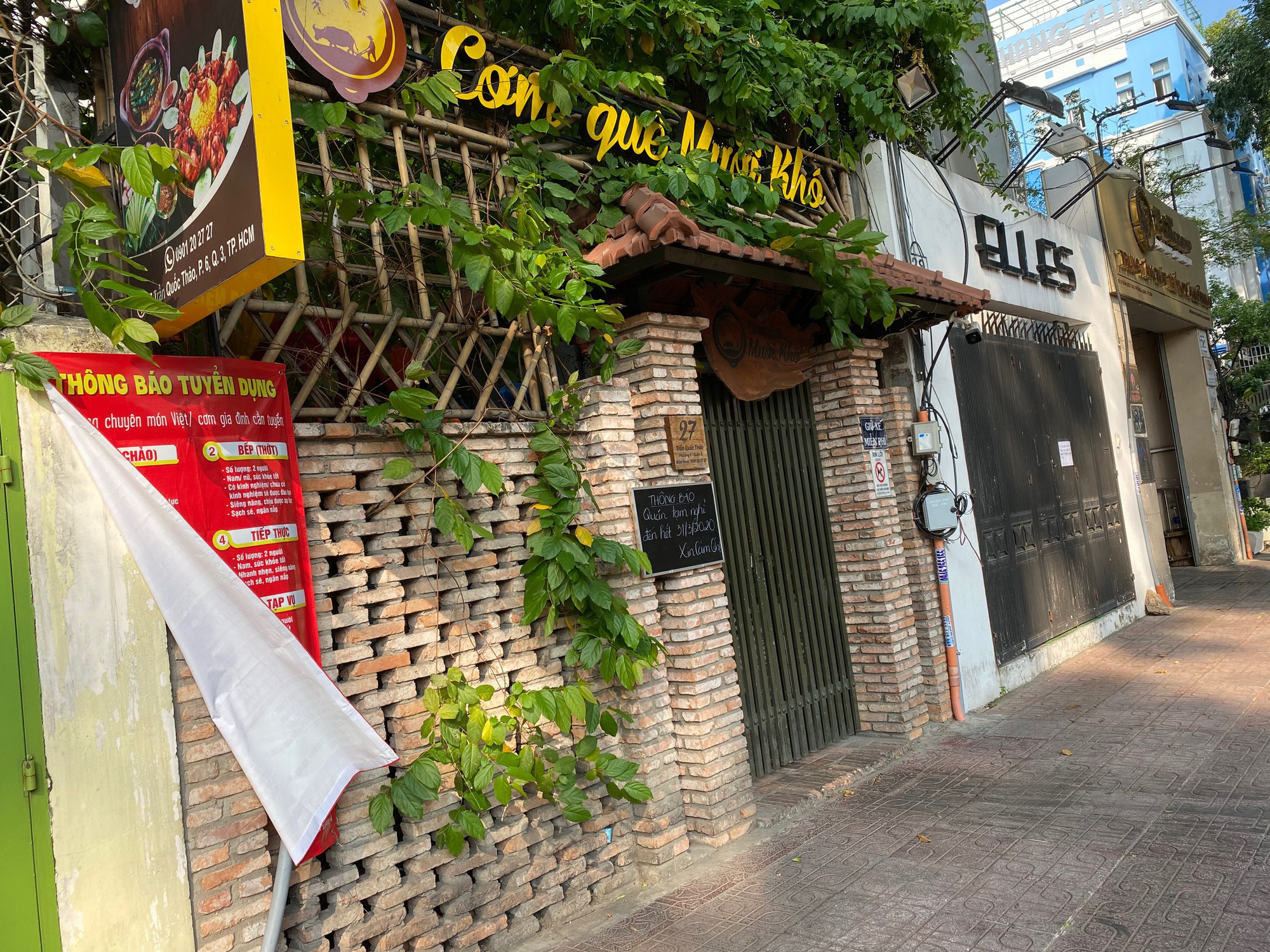 Nhiều qu&aacute;n ăn vẫn mở cửa b&aacute;n kiếm đồng ra, đồng v&agrave;o - Ảnh 2.