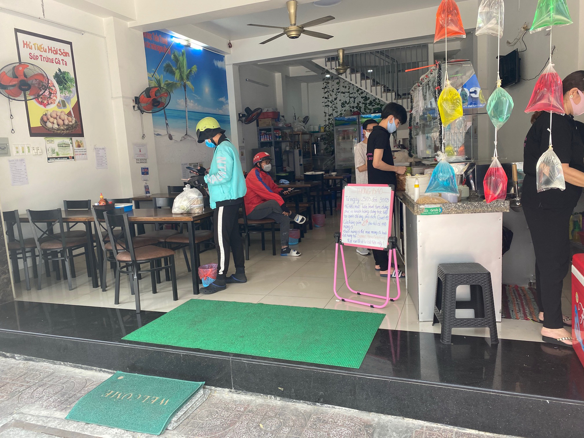 Nhiều qu&aacute;n ăn vẫn mở cửa b&aacute;n kiếm đồng ra, đồng v&agrave;o - Ảnh 9.