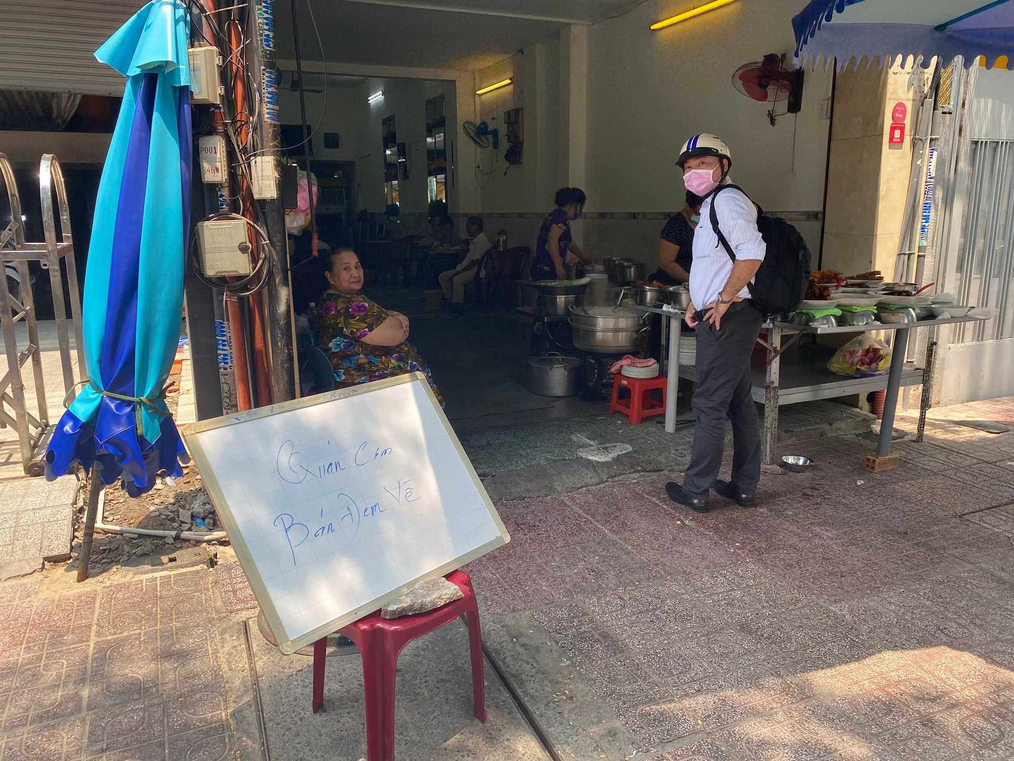 Nhiều quán ăn vẫn mở cửa bán "kiếm đồng ra, đồng vào"