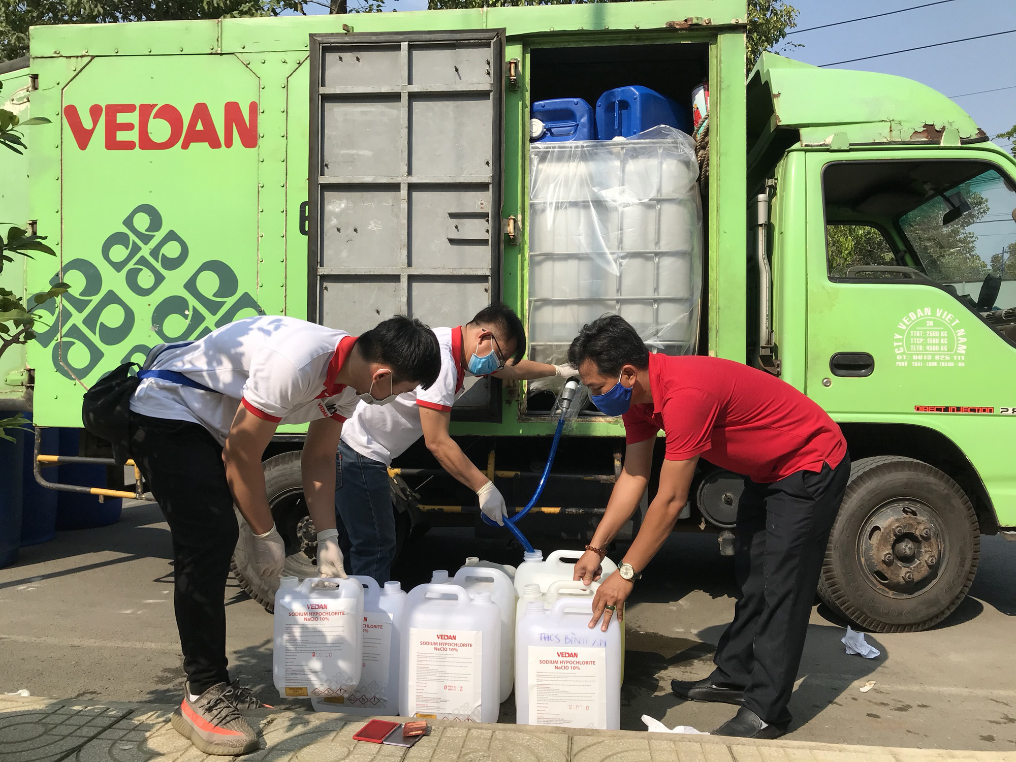 Vedan Việt Nam t&agrave;i trợ 3.200 l&iacute;t Javen khử tr&ugrave;ng ph&ograve;ng chống dịch bệnh Covid-19 - Ảnh 1.