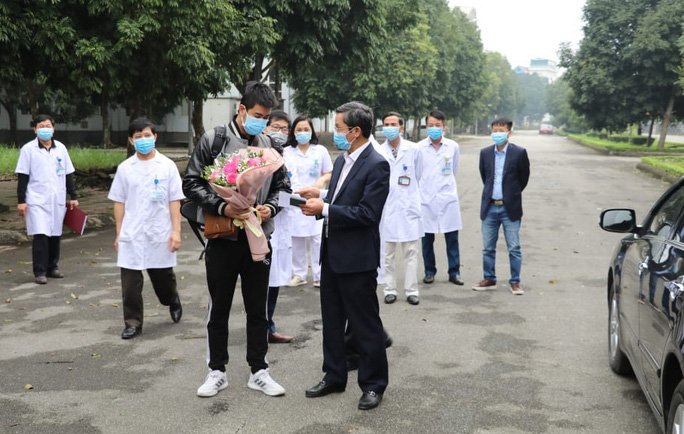 Vẫn cách ly sau khi xuất viện - Ảnh 1.