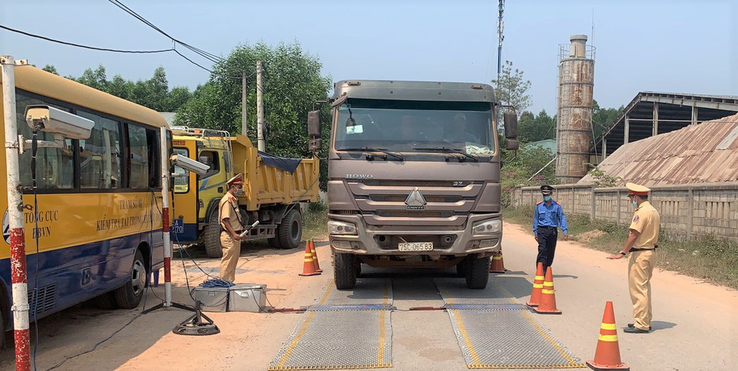 Hàng loạt xe hết hạn kiểm định, chở quá tải