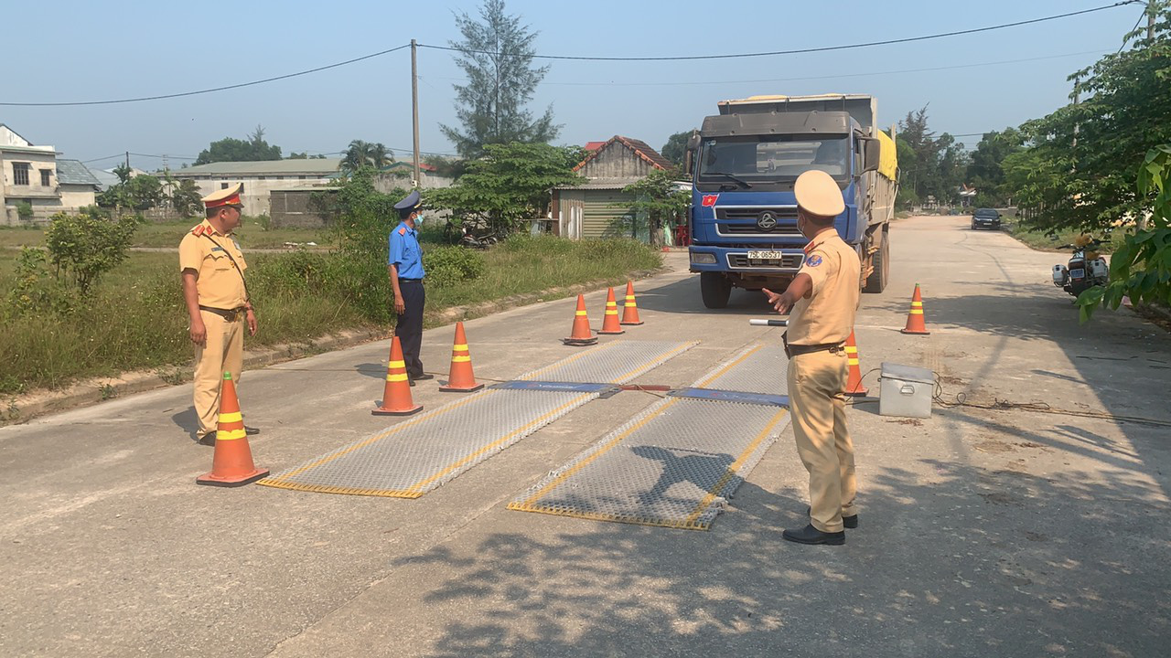 Hàng loạt xe hết hạn kiểm định, chở quá tải - Ảnh 1.