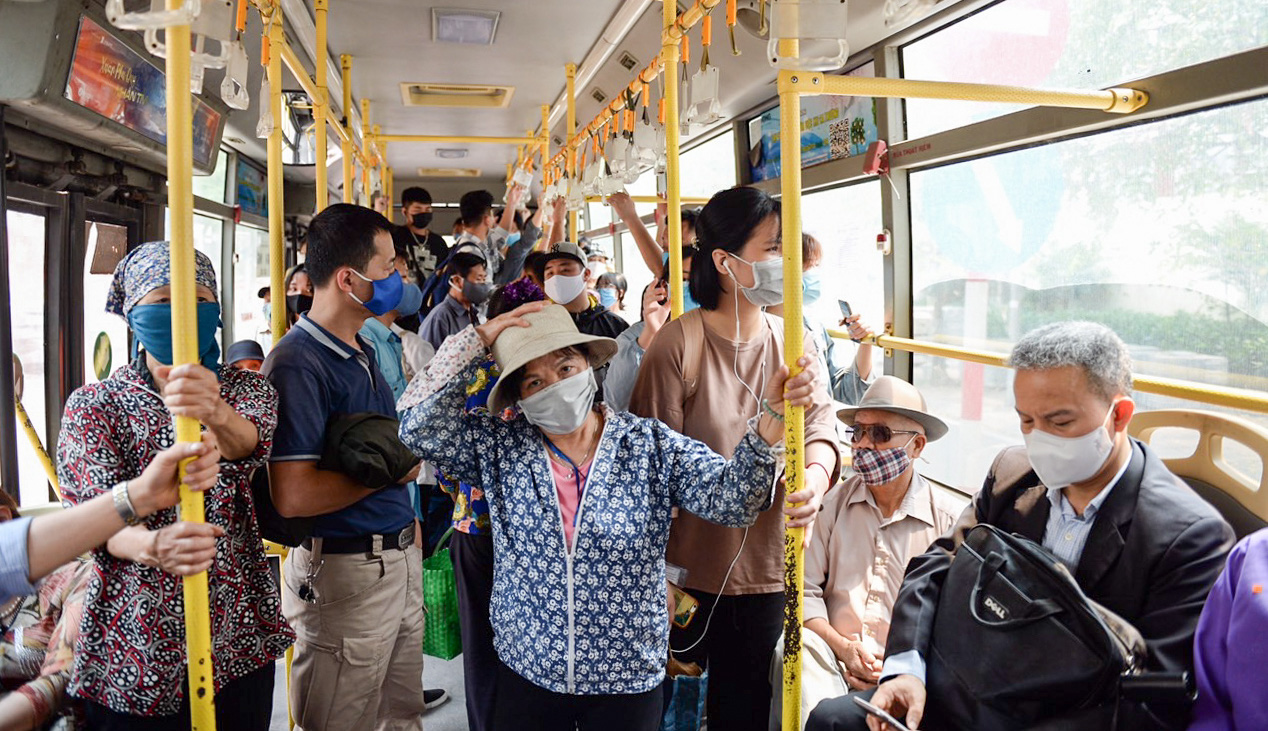 Xe buýt Hà Nội đông khách trong ngày đầu giảm 80% công suất hoạt động