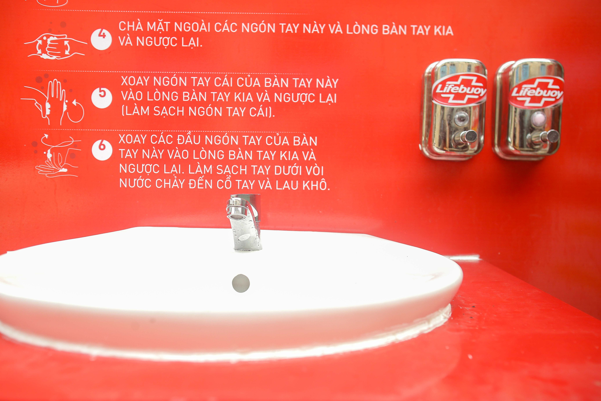 CLIP: Trạm rửa tay d&atilde; chiến nhộn nhịp trong m&ugrave;a dịch Covid-19 - Ảnh 4.