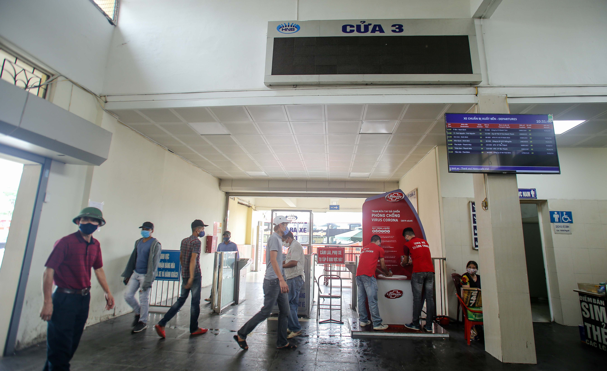 CLIP: Trạm rửa tay d&atilde; chiến nhộn nhịp trong m&ugrave;a dịch Covid-19 - Ảnh 11.