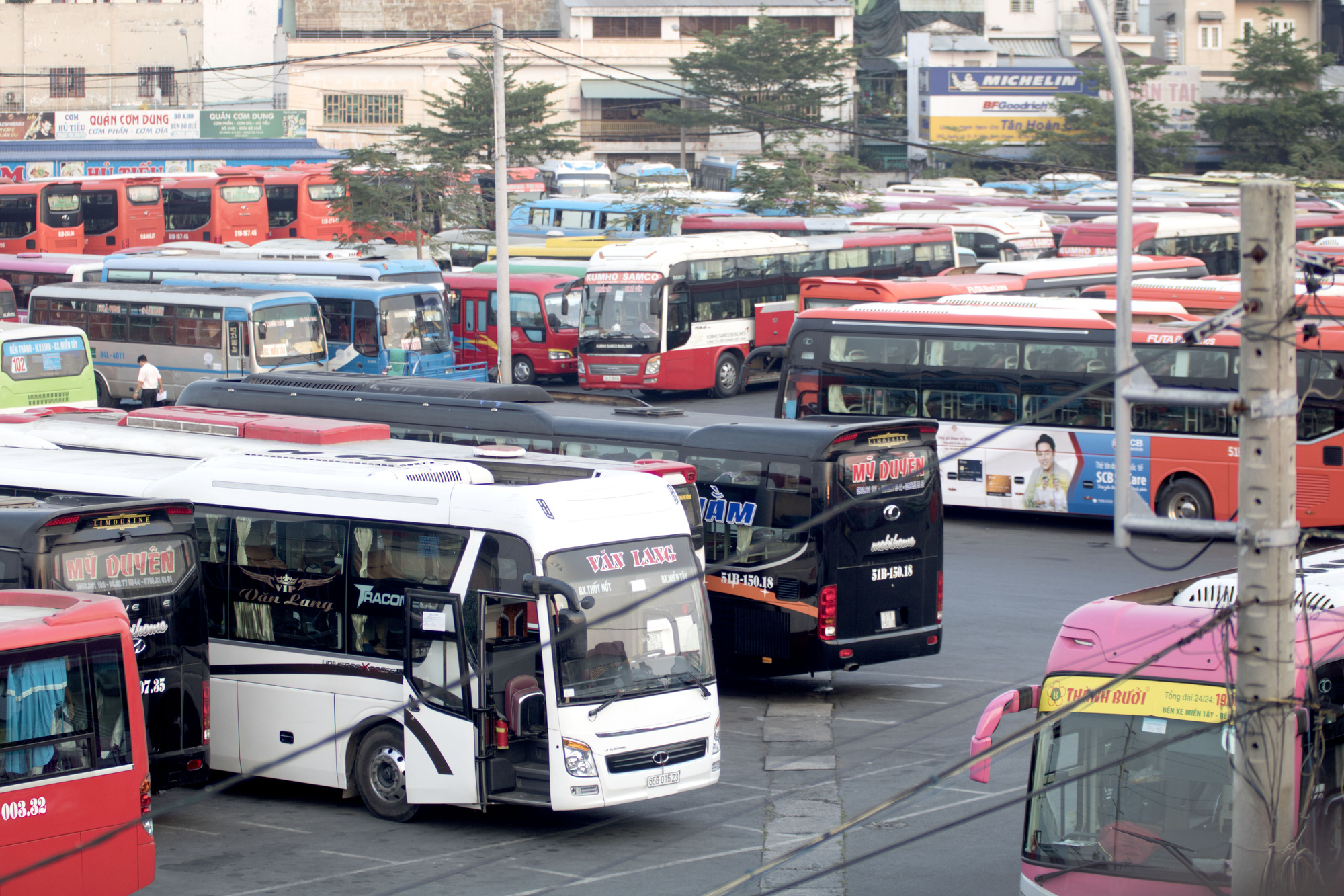 Kiến nghị lùi thời gian buộc gắn "XE HỢP ĐỒNG", "XE DU LỊCH", "XE TAXI"