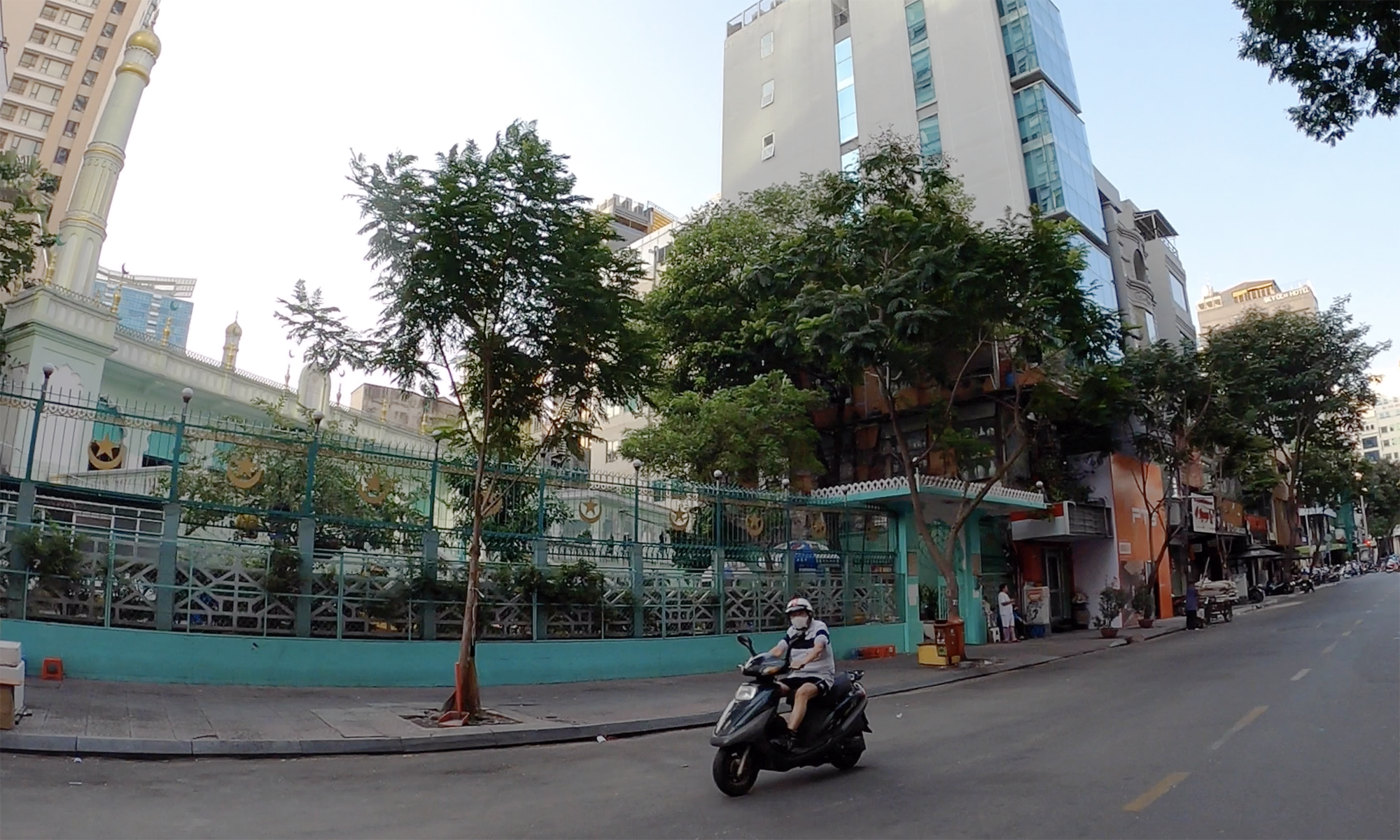 TP HCM đường phố vắng vẻ, ai cũng k&iacute;n khẩu trang - Ảnh 7.