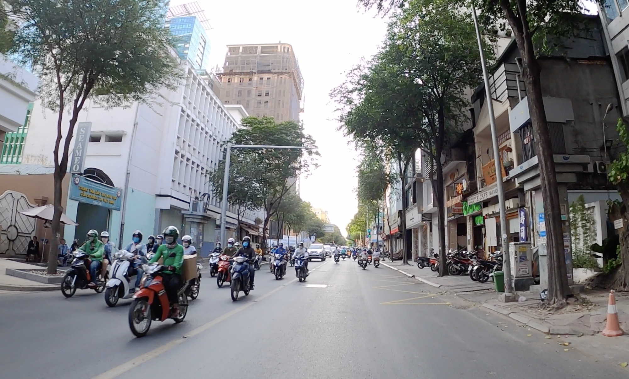 TP HCM đường phố vắng vẻ, ai cũng k&iacute;n khẩu trang - Ảnh 5.