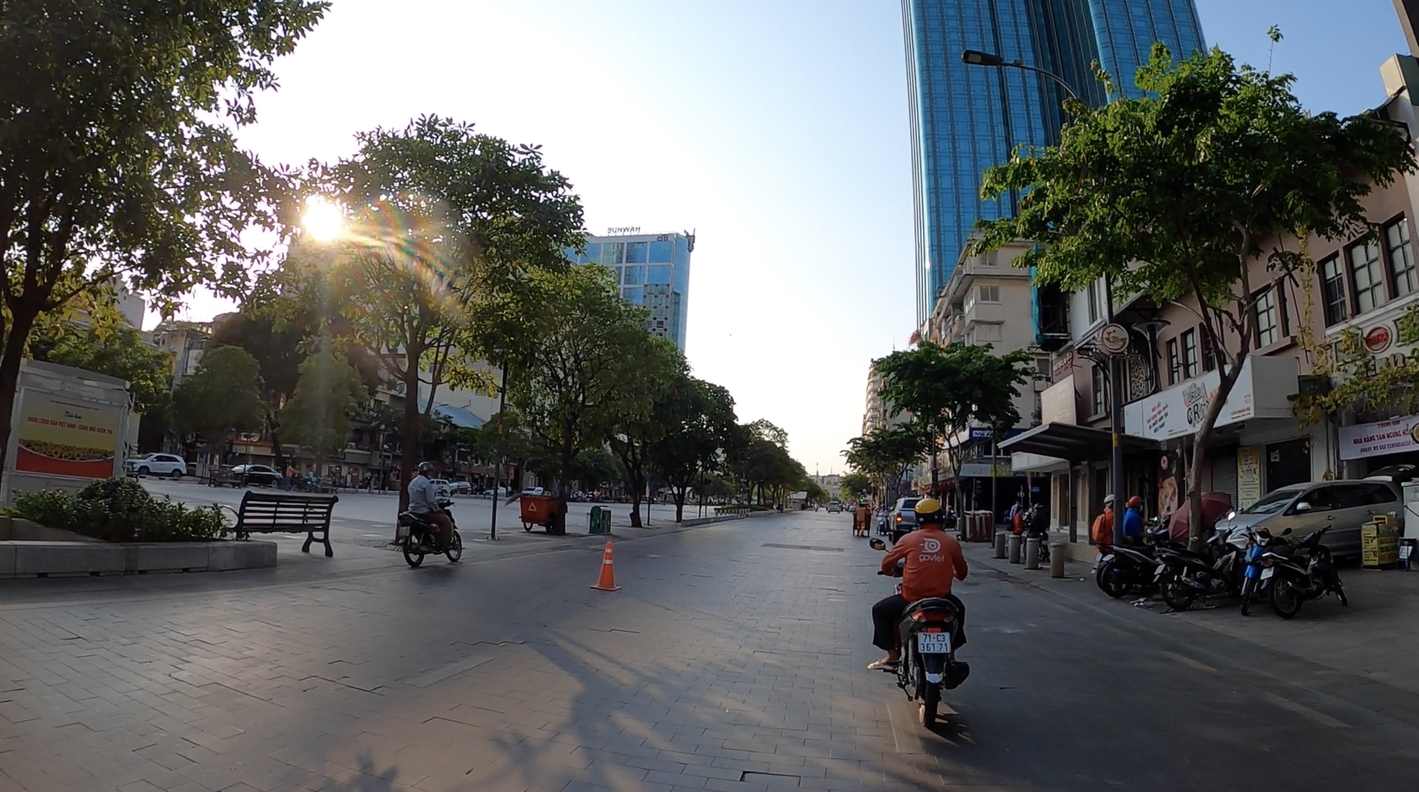 TP HCM đường phố vắng vẻ, ai cũng k&iacute;n khẩu trang - Ảnh 3.
