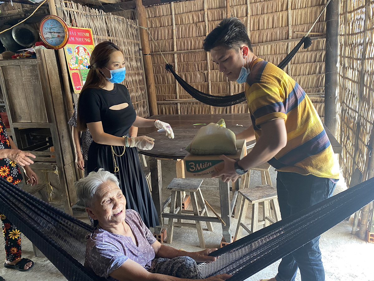 Con gái nuôi của danh hài Hoài Linh trao quà cho người dân vùng hạn mặn - Ảnh 6.