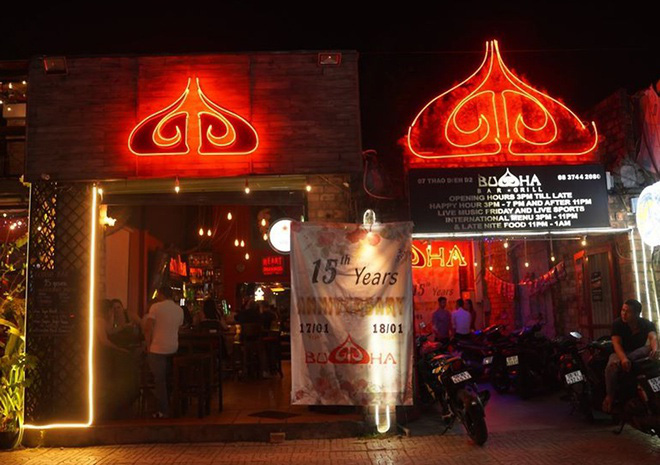 13 người mắc Covid-19 có liên quan đến "ổ dịch" quán bar Buddha