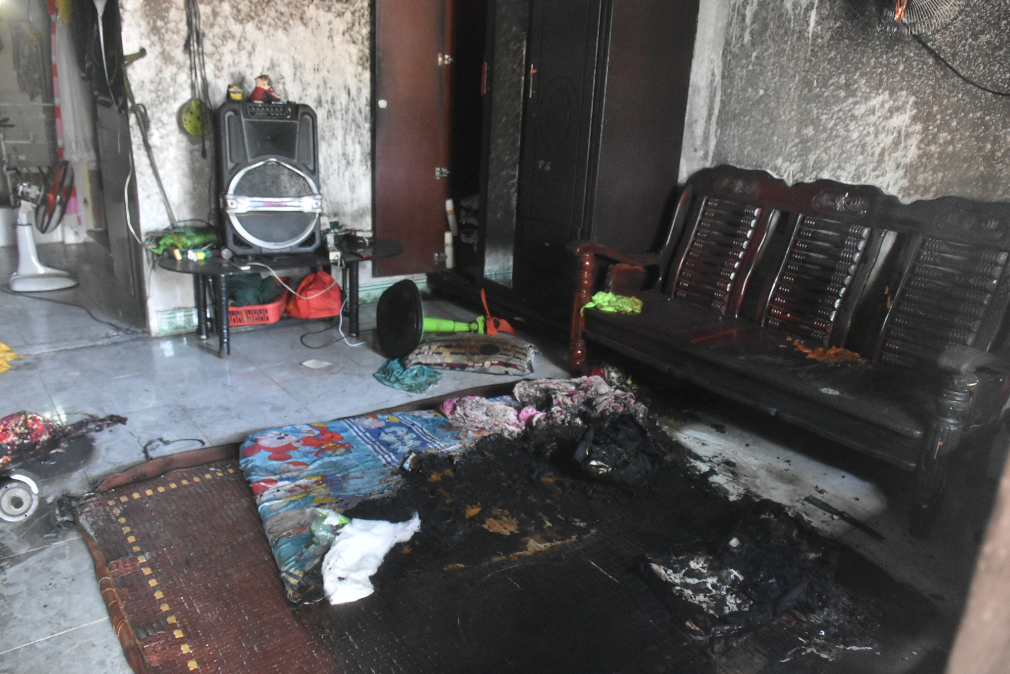 Công an thông báo truy tìm chủ chiếc áo liên quan đến vụ giết người - Ảnh 1.