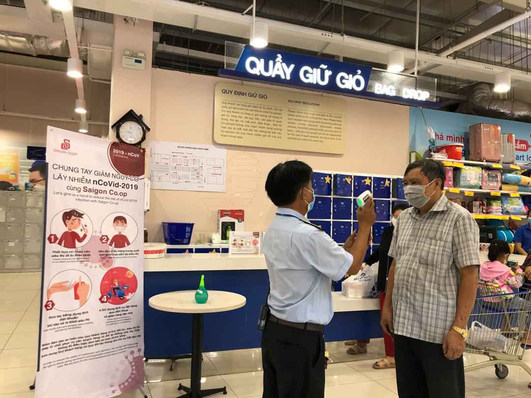 TP HCM đường phố vắng vẻ, ai cũng k&iacute;n khẩu trang - Ảnh 9.