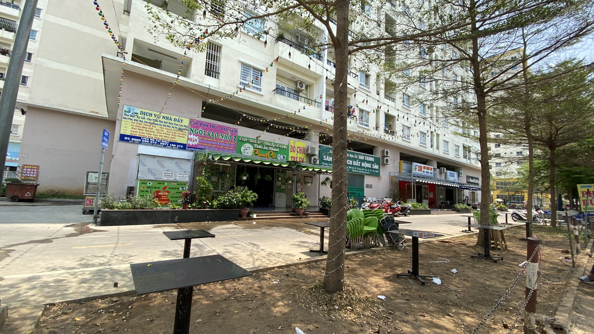 TP HCM đường phố vắng vẻ, ai cũng k&iacute;n khẩu trang - Ảnh 4.