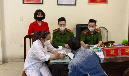 Không đeo khẩu trang nơi công cộng, người phụ nữ ở Hà Nội bị phạt 200.000 đồng
