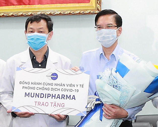 Nhiều doanh nghiệp tặng thực phẩm, thuốc xịt họng, x&agrave; ph&ograve;ng... để chống dịch - Ảnh 1.