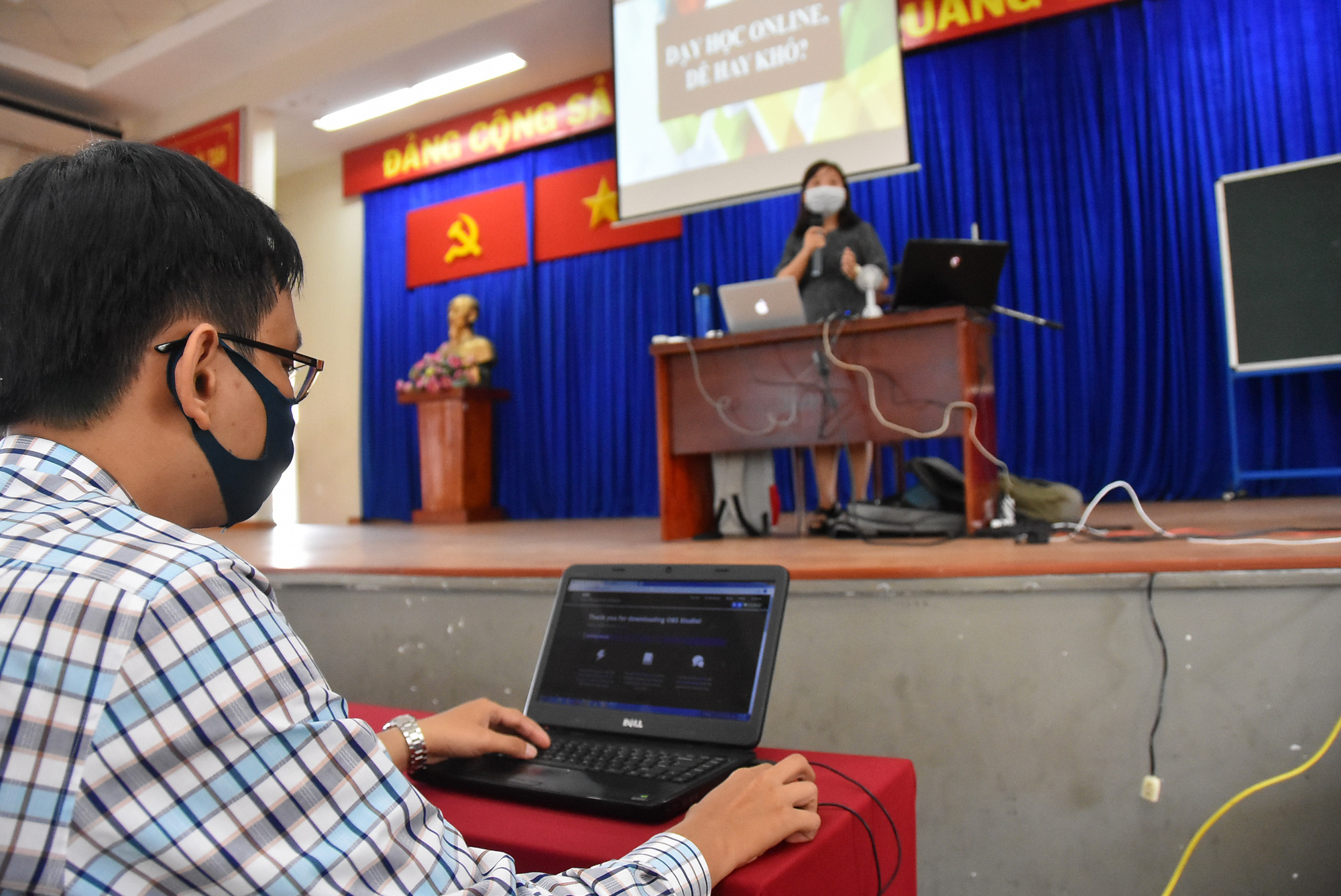 Băn khoăn chấm điểm học trực tuyến - Ảnh 1.