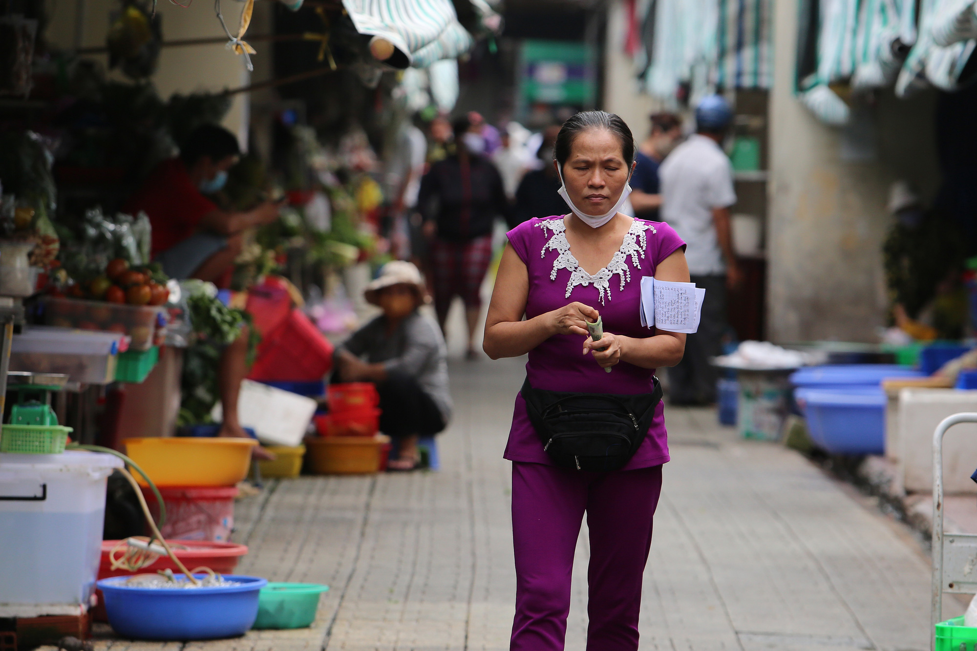 Đeo khẩu trang nơi công cộng tại TP HCM: người có, người không - Ảnh 12.