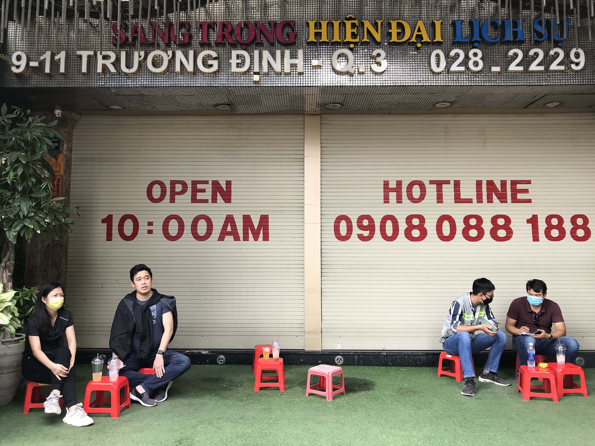 TP HCM: H&agrave;ng qu&aacute;n đồng loạt đ&oacute;ng cửa, người d&acirc;n ngồi c&aacute;ch nhau 2m - Ảnh 8.