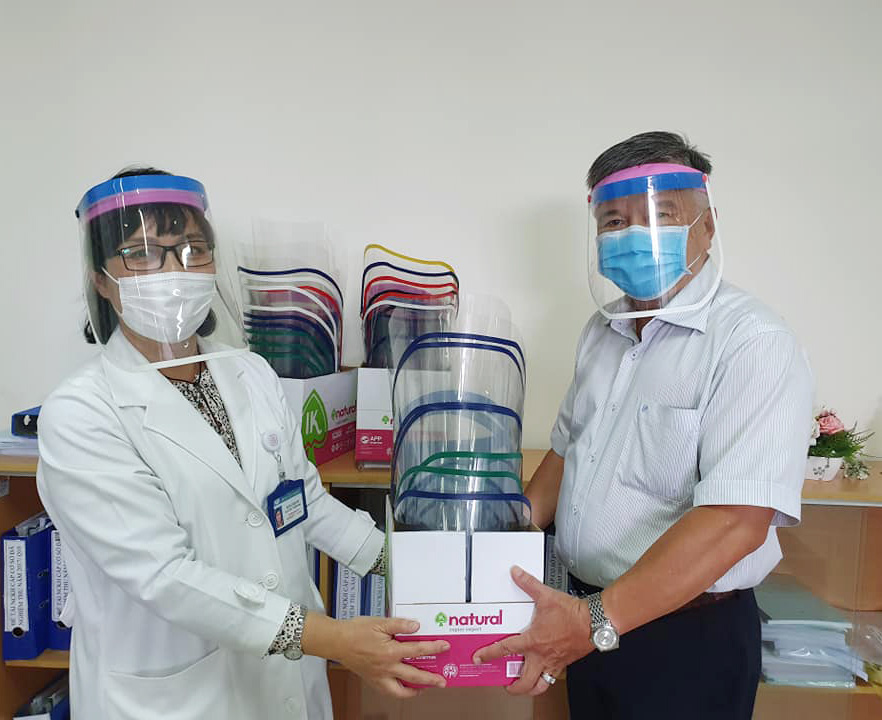 Bệnh viện Chợ Rẫy l&agrave;m l&aacute; chắn chống Covid-19 cho đồng nghiệp - Ảnh 1.