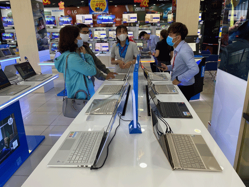 Laptop h&uacute;t h&agrave;ng nhờ học, l&agrave;m việc từ xa - Ảnh 1.