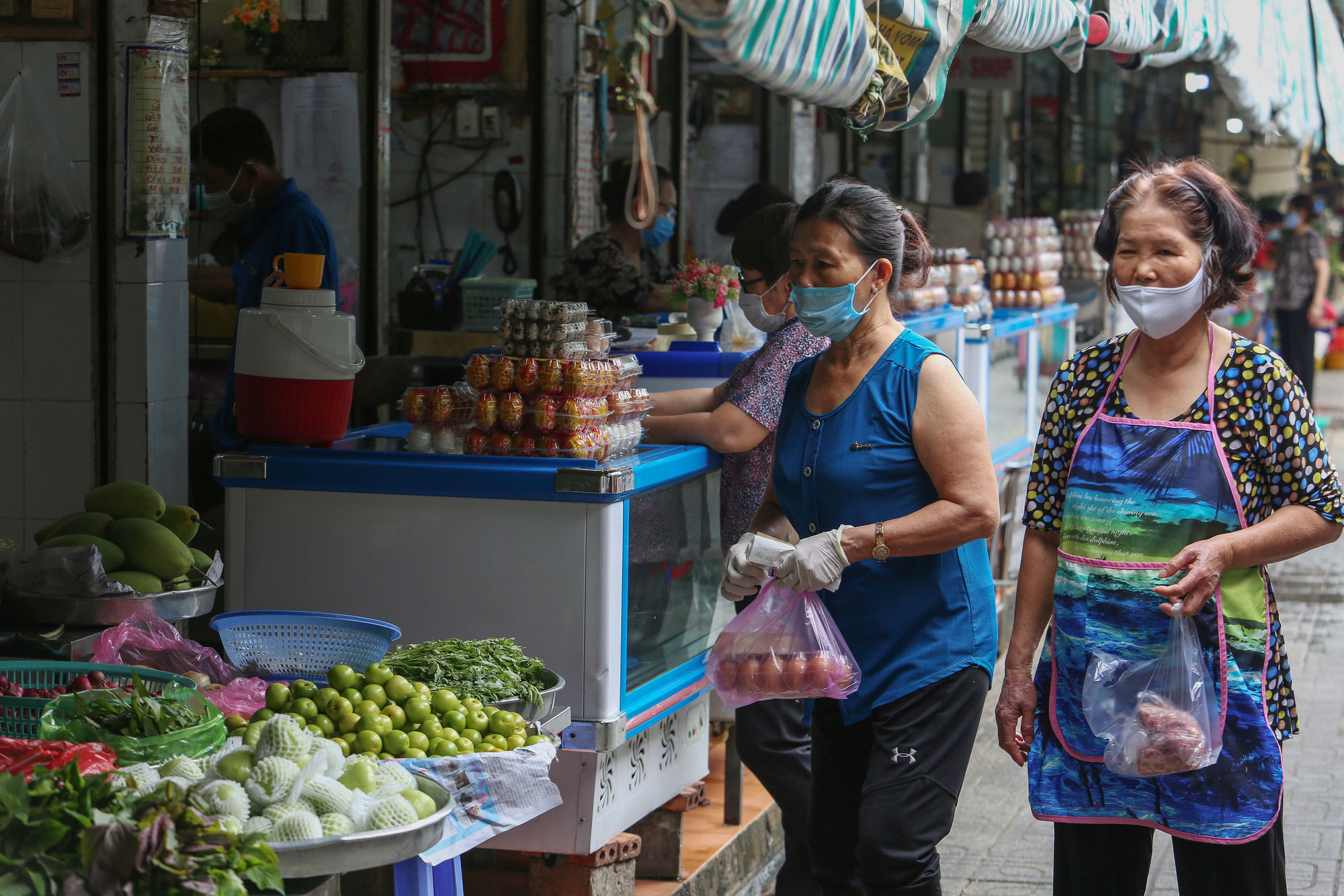 Đeo khẩu trang nơi công cộng tại TP HCM: người có, người không - Ảnh 11.