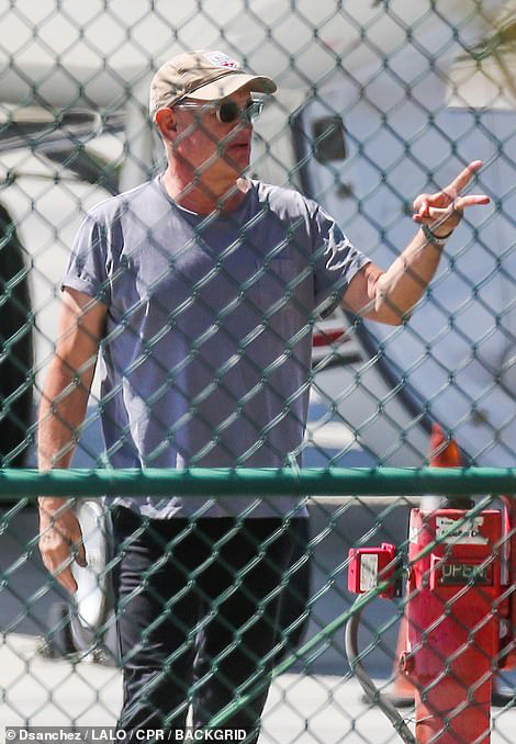 Vợ chồng Tom Hanks về Mỹ sau khi chiến thắng Covid-19 - Ảnh 2.