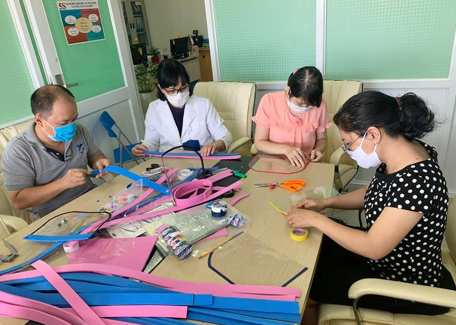 Bệnh viện Chợ Rẫy l&agrave;m l&aacute; chắn chống Covid-19 cho đồng nghiệp - Ảnh 2.