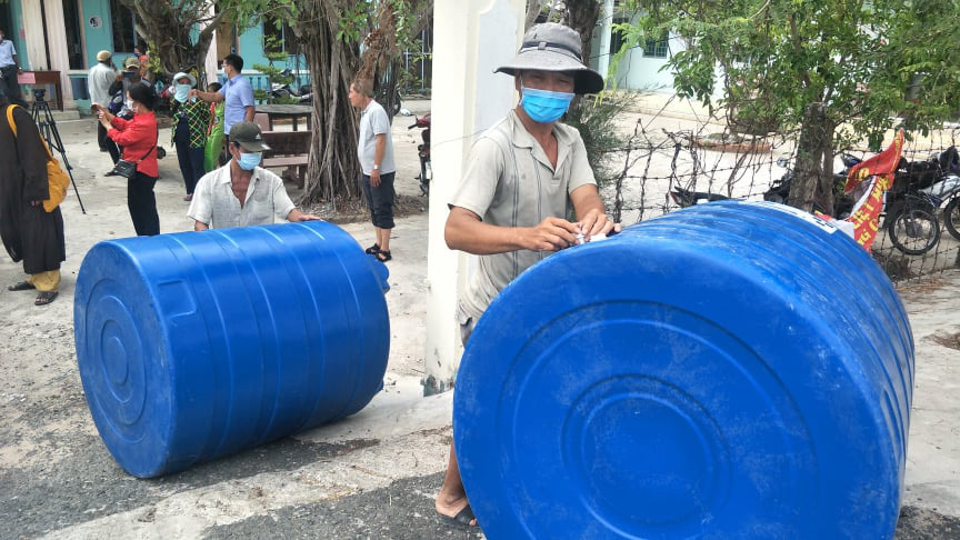 CLIP: Phu nh&acirc;n Nguy&ecirc;n Chủ tịch nước Trương Tấn Sang mang niềm vui đến 8 tỉnh v&ugrave;ng hạn, mặn - Ảnh 3.