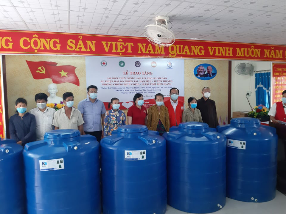 CLIP: Phu nh&acirc;n Nguy&ecirc;n Chủ tịch nước Trương Tấn Sang mang niềm vui đến 8 tỉnh v&ugrave;ng hạn, mặn - Ảnh 1.
