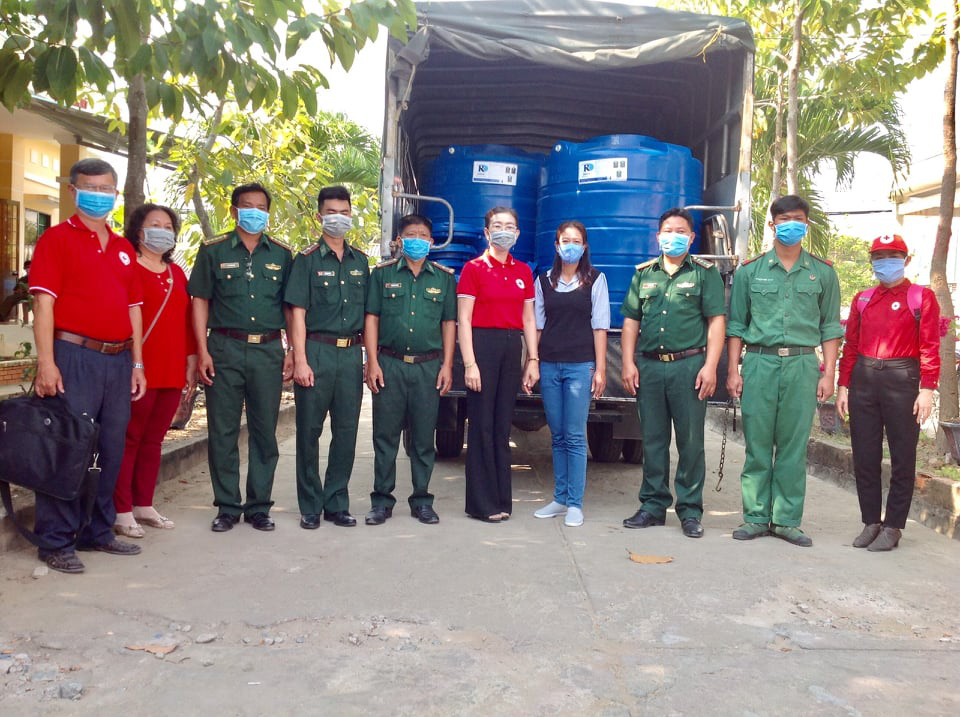 CLIP: Phu nh&acirc;n Nguy&ecirc;n Chủ tịch nước Trương Tấn Sang mang niềm vui đến 8 tỉnh v&ugrave;ng hạn, mặn - Ảnh 24.