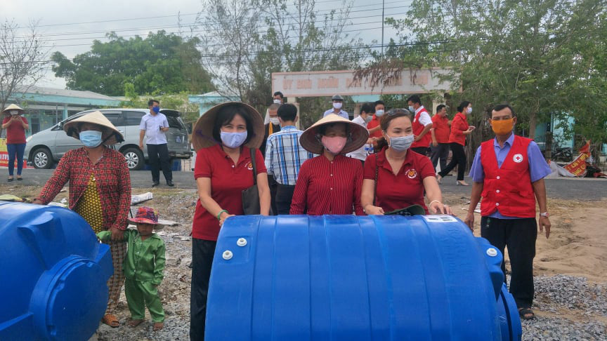 CLIP: Phu nh&acirc;n Nguy&ecirc;n Chủ tịch nước Trương Tấn Sang mang niềm vui đến 8 tỉnh v&ugrave;ng hạn, mặn - Ảnh 2.