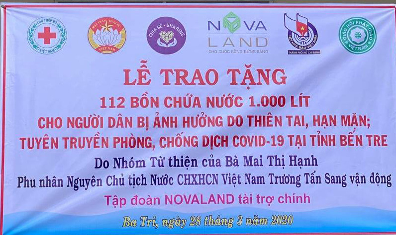 CLIP: Phu nh&acirc;n Nguy&ecirc;n Chủ tịch nước Trương Tấn Sang mang niềm vui đến 8 tỉnh v&ugrave;ng hạn, mặn - Ảnh 17.