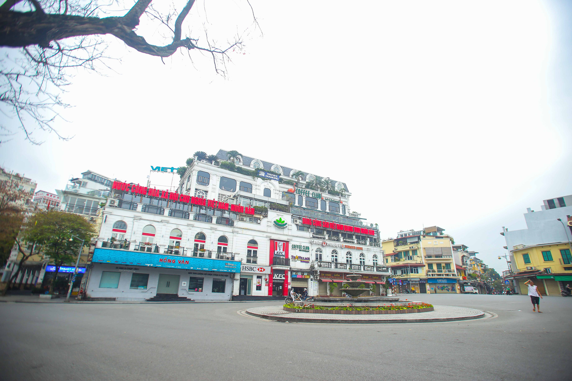 Đường xá, hàng quán vắng tanh sau yêu cầu hạn chế tụ tập nơi đông người của Thủ tướng - Ảnh 9.