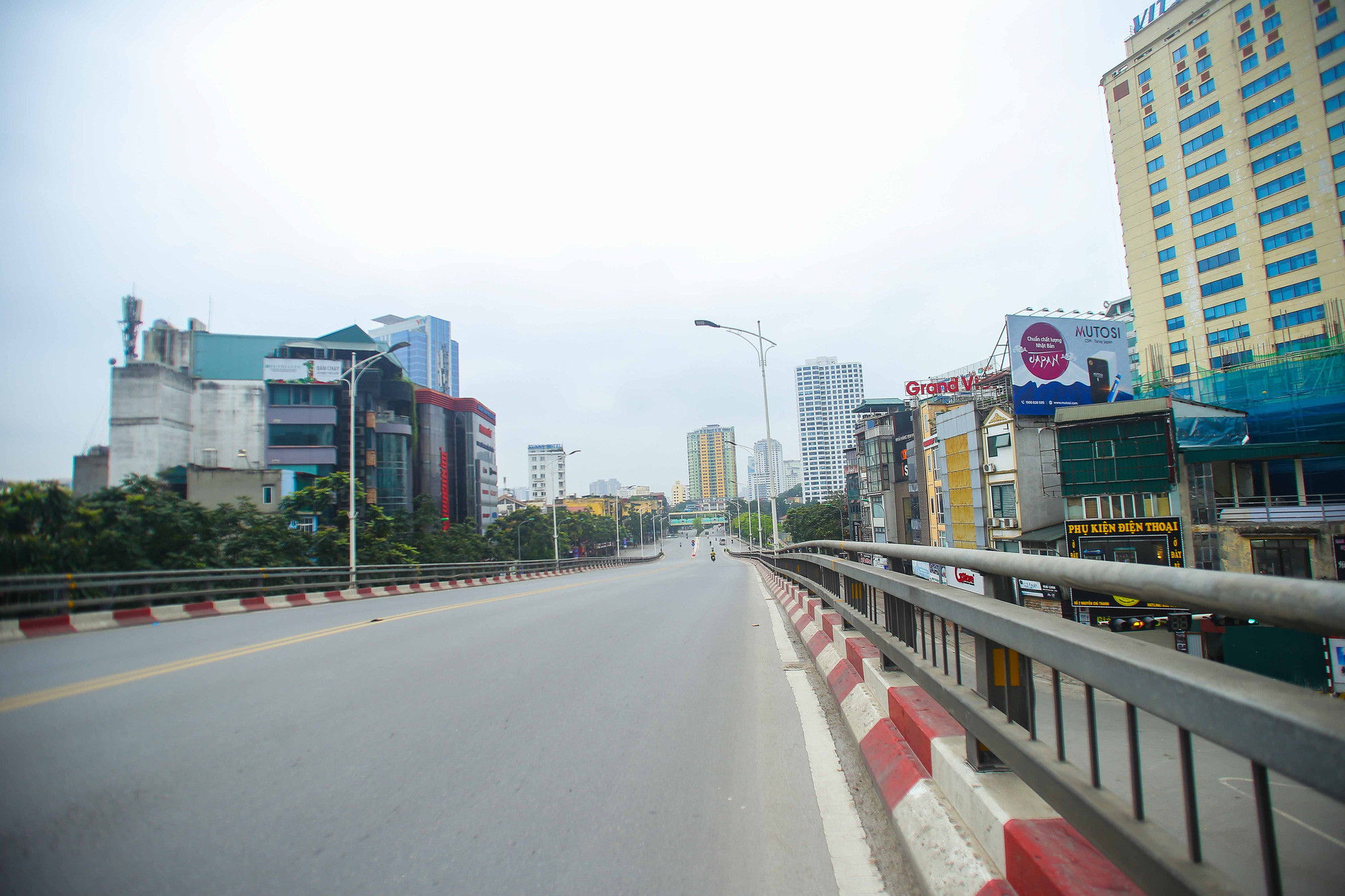 Đường xá, hàng quán vắng tanh sau yêu cầu hạn chế tụ tập nơi đông người của Thủ tướng - Ảnh 13.